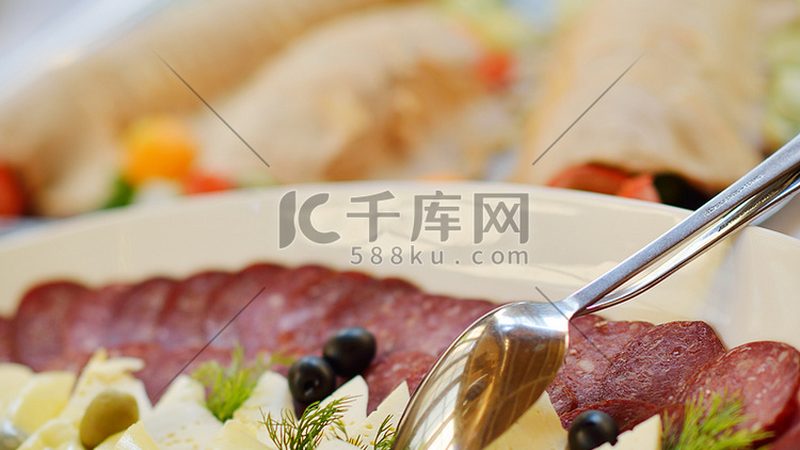 虽然狗狗饼干对狗狗相对安全，但并不意味着对人无害。以下是一些潜在的危害：